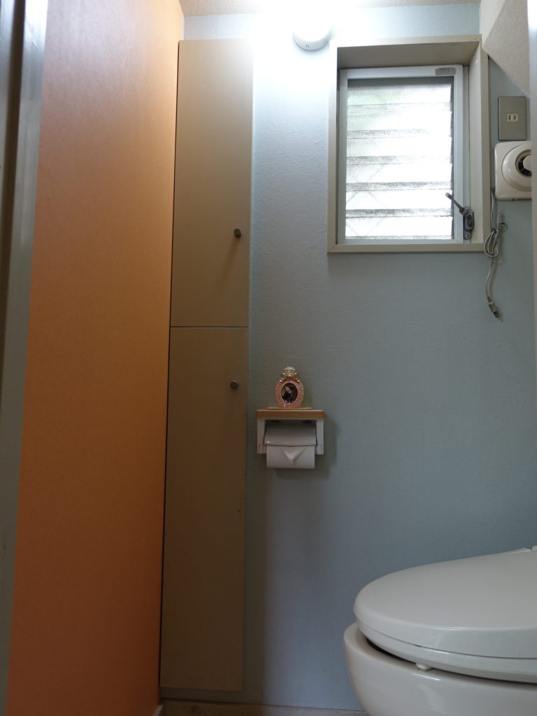 １階のトイレ　オレンジ色の壁紙がポイントです